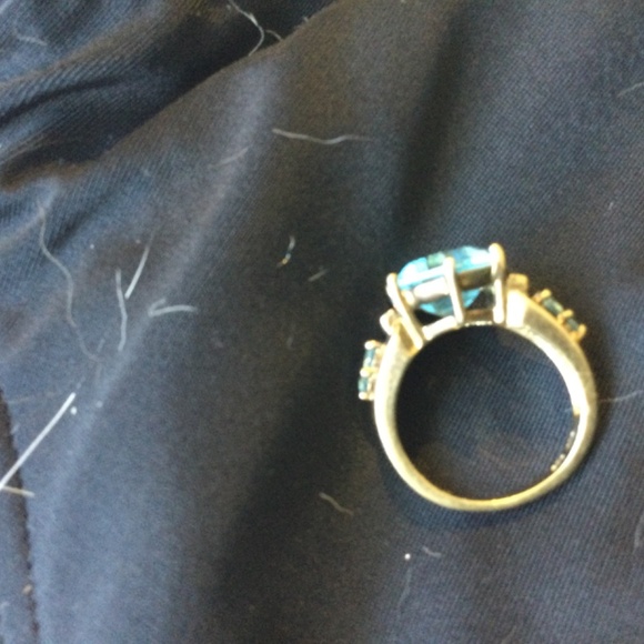 Beautiful Aquamarine Centre Stone with 3 Side Baguettes - Picture 6 of 9